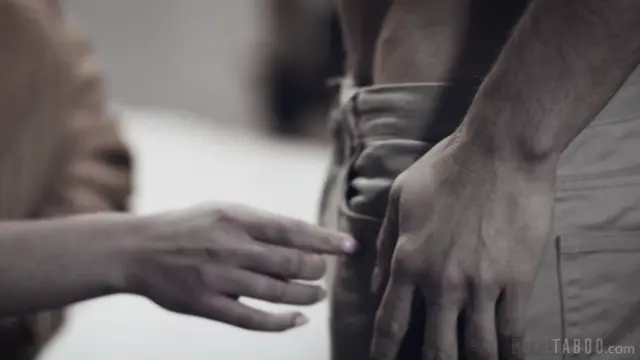 Poster: Kit Mercer - Moms helping hand 4k