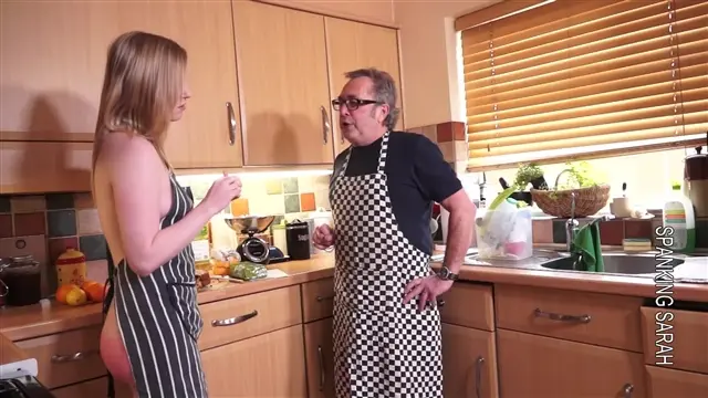 Poster: Spanking Sarah – MP4/Full HD – Satine Spark – Satine and the fruit cake