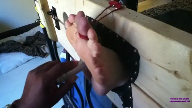 Poster: Alisa Roses Wiggling Toes!