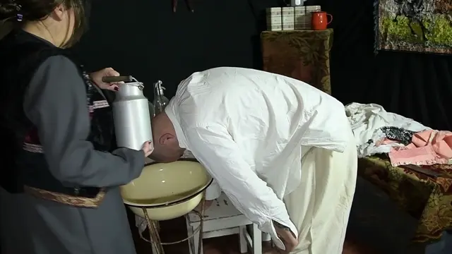 Poster: [hotspanker.com] Leslie gets his punishment