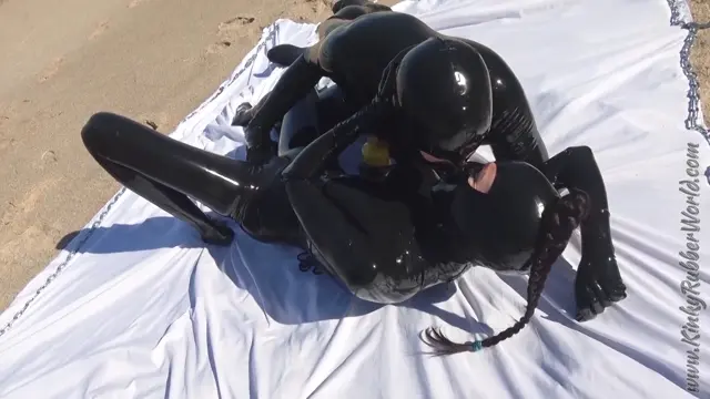 Poster: 7139 Latex Catsuit Fuck on the Beach