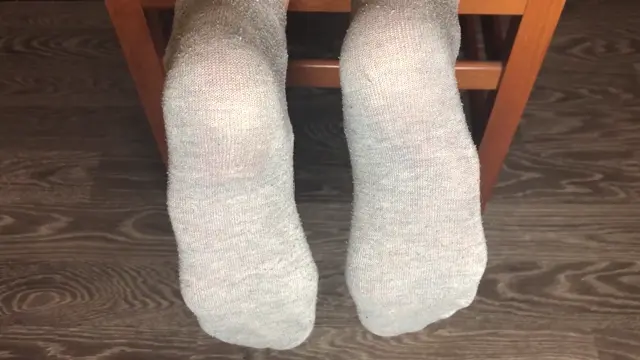 Poster: STUDENT GIRL SHOW FOOT IN GRAY SOCKS SMELL SOCKS AND WORSHIP FETISH! BDSM PORN - [lovely-milf.com] video