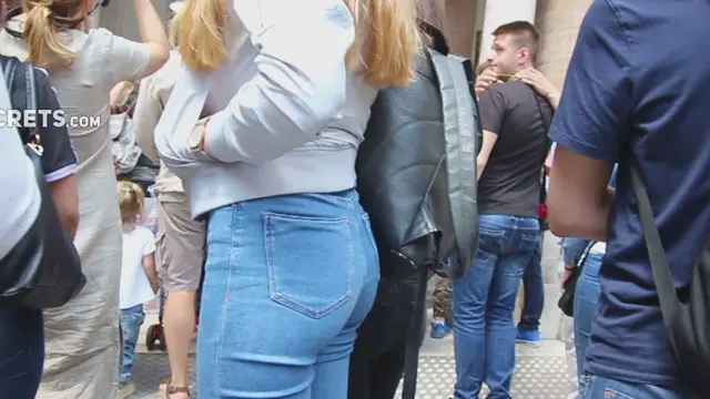 Poster: Goldilocks in tight jeans