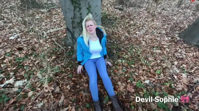 Poster: Gefesselt im Wald zuruck gelassen - Der Helfer hatte nur eins im Sinn - Pissen