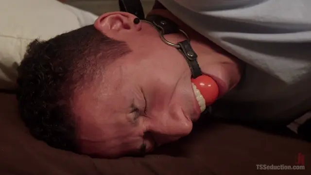 Poster: New roommate pays rent sucking TS Foxxy cock